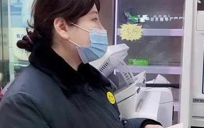 Mải nhắn tin khi gửi tiền, người phụ nữ mất trắng gần 24 triệu đồng tại cây ATM chỉ vì quên một thao tác nhỏ