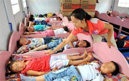 Bức ảnh ngủ trưa ở trường mẫu giáo khiến bà mẹ nổi giận đùng đùng, đòi làm ra lẽ: Nghe giải thích mà xấu hổ