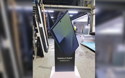 Galaxy Z Fold7 với thiết kế siêu mỏng lộ diện theo cách không thể kỳ lạ hơn: Trong... xưởng in