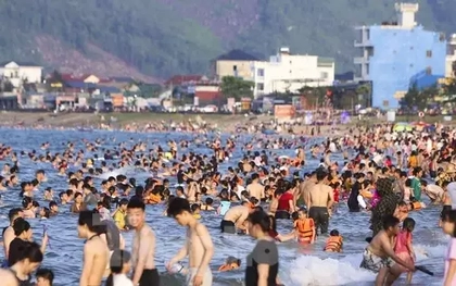 Du khách đổ xô tắm biển Thiên Cầm