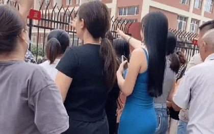 Mặc đồ gợi cảm đi đón con bị phụ huynh "lên án", nhưng phản ứng của bà mẹ trẻ khiến mọi người phải... nín