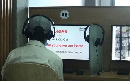 Bóng lưng người đàn ông đứng tuổi trong thư viện khiến nhiều bạn trẻ xấu hổ
