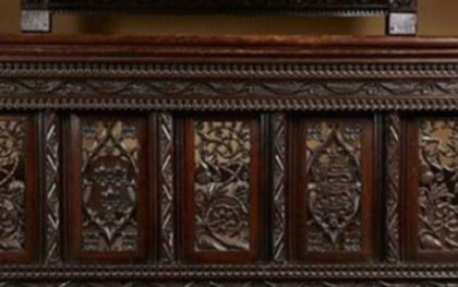 Chiếc giường gỗ bị bỏ lại trong bãi đậu xe được bán hơn 600 tỷ đồng