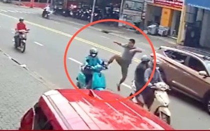 Nữ tài xế xe ôm bị người đàn ông đi ô tô đạp ngã giữa đường ở Bình Dương