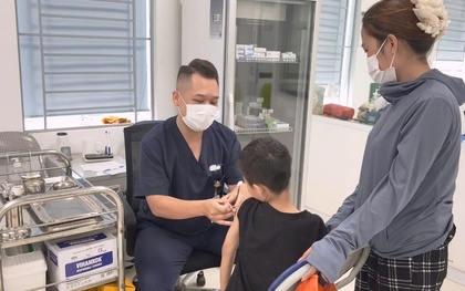 Về quê nghỉ hè, bé trai hơn 2 tuổi bị chó nhà hàng xóm cắn nhiều nhát vào cổ, tay và đùi