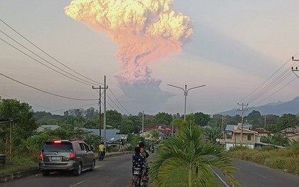Núi lửa Indonesia phun trào, nhiều chuyến bay bị hủy
