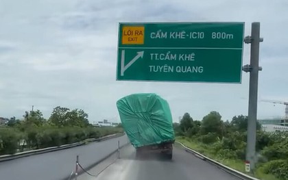 Xe tải chở thùng hàng nghiêng hẳn sang một bên vẫn phóng vèo vèo trên cao tốc