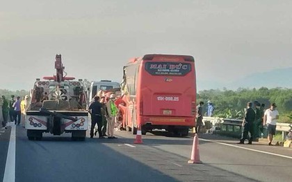Xe khách va chạm với xe đầu kéo trên cao tốc, 9 người thương vong