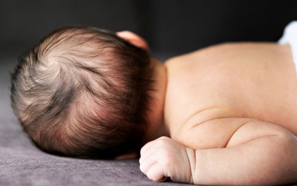 Mải dùng điện thoại, nữ y tá cắt nhầm ngón tay cái của trẻ sơ sinh