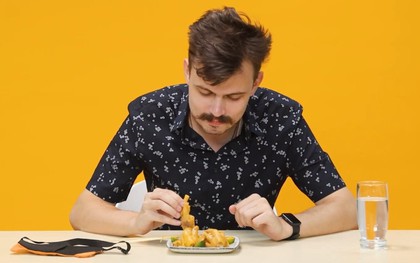 Khách Nga thốt lên "trời đất ơi" ngay khi nhìn thấy 1 món ăn vặt của Việt Nam, nếm 1 miếng liền bỏ cuộc