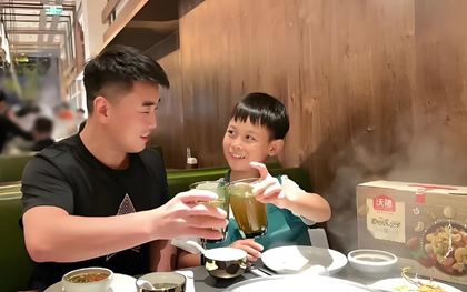 2 bố con trò chuyện trong quán ăn, khách bàn bên nghe được 1 câu, vội đăng lên MXH: Cách dạy con này lạ quá!