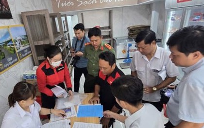 Đoàn kiểm tra mời chủ các cửa hàng Fresh Shop - Công ty C.P ở Sóc Trăng làm việc