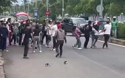 Đánh nhau náo loạn trước cổng bệnh viện, 1 người được... khiêng vào viện