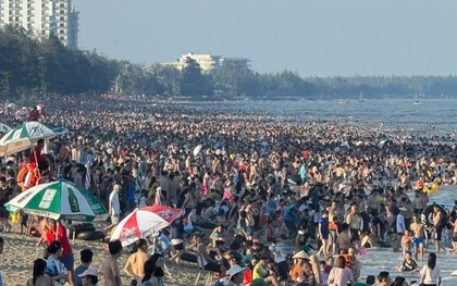 Cảnh tượng kín đặc người ở một bãi biển đang hot nhất nhì miền Bắc, nghe lý do nhiều người phải thừa nhận