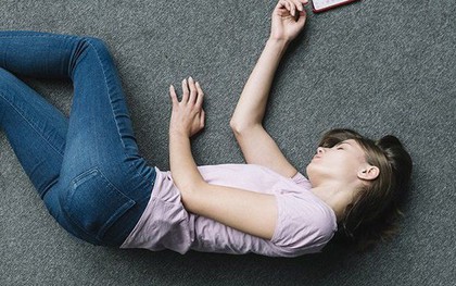 Dấu hiệu ĐỘT QUỴ kéo dài suốt 2 năm, cô gái  25 tuổi tưởng bị cận thị, nhận trái đắng: Liệt nửa người, không thể tự vệ sinh cá nhân…