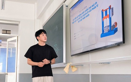 "Hành trang của con chỉ có niềm tin của mẹ và cuốn sổ hộ nghèo" - 1 phút phát biểu khiến cả hội trường bật khóc