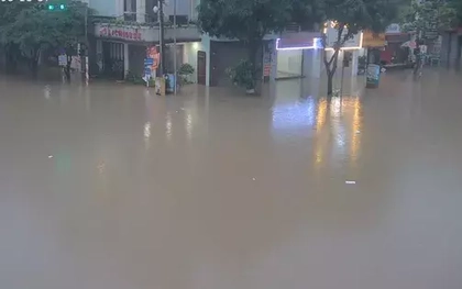 Nhiều tuyến đường ở TP Thái Nguyên chìm trong biển nước sau cơn mưa lớn