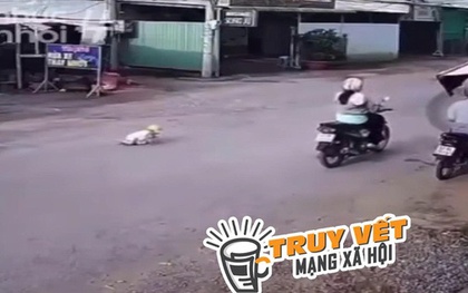 Phẫn nộ cảnh mẹ bỏ con 18 tháng tuổi giữa đường đông xe cộ