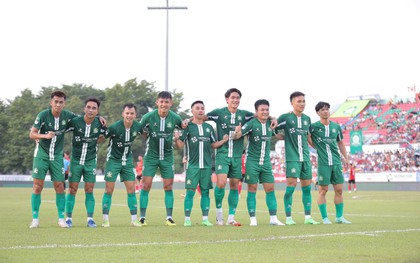 Công Phượng bỏ qua cơ hội giành Vua phá lưới, nhường đàn em sút quả penalty ấn định mùa giải