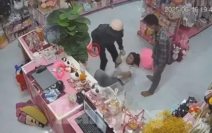 Clip: Hai đối tượng dùng dao khống chế nữ nhân viên cửa hàng thời trang