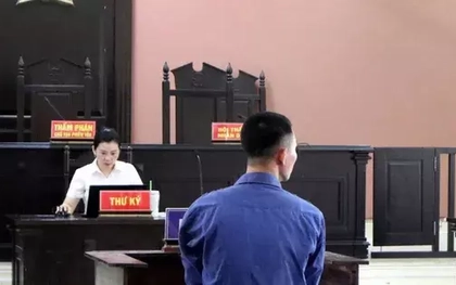 Nước mắt của người mẹ có đứa con trai trượt dài trên con đường 'cơm tù, áo số'