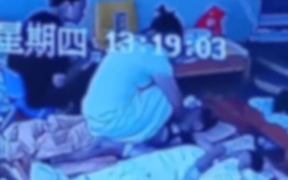 Giáo viên mầm non ngồi đè lên mặt học sinh để “dạy dỗ”, đoạn video từ camera an ninh gây phẫn nộ
