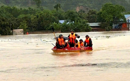 Hàng trăm hộ dân phải sơ tán do mưa lũ, nhiều nơi ngập sâu
