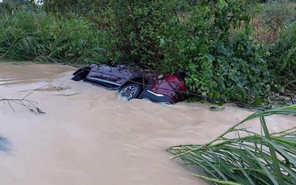 Ô tô chở 5 người bị lũ cuốn trôi ở Tuyên Quang