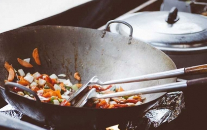 Hai vợ chồng đều mắc ung thư vú, bác sỹ chỉ ra 6 yếu tố gây họa