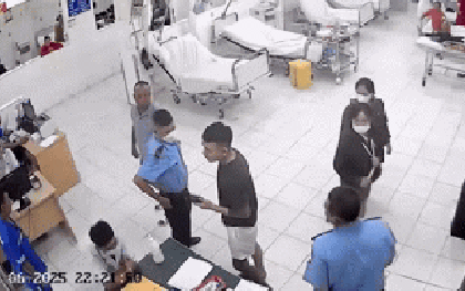 Vụ nam thanh niên tấn công nhân viên y tế vì "thấy khó chịu trong người": Hé lộ đoạn clip gây phẫn nộ