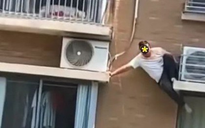 Bị bắt quả tang ngoại tình, người đàn ông đu bám bên ngoài toà nhà kêu cứu