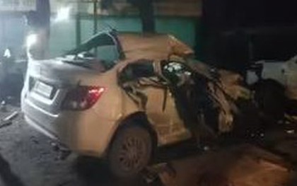 Ô tô đâm vào xe bán tải đỗ gần quán ăn, 8 người tử vong