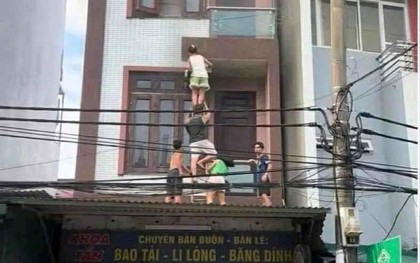 Hình ảnh hàng xóm bắc thang, cứu 4 người trong ngôi nhà đang cháy ở Hà Nội