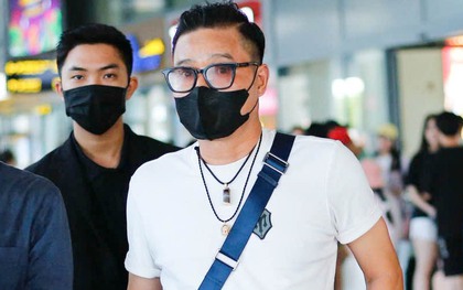 Anh Tài Hồng Sơn lộ diện trẻ trung tại sân bay trước ngày đấu MU