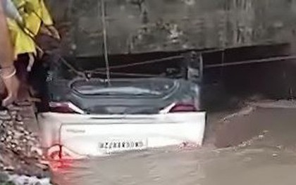 Ô tô rơi xuống kênh, 4 người trong một gia đình tử vong