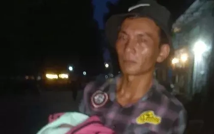 Thực hư người cha bế con mới sinh đi tìm vợ gây xôn xao