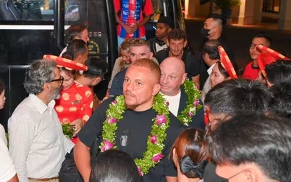 Hai huyền thoại bóng đá Wes Brown và Teddy Sheringham đến Đà Nẵng