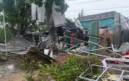 Mưa lớn kèm gió lốc làm hư hại 38 nhà dân
