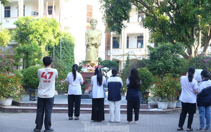 Hành động "đặc biệt" của sĩ tử trước giờ thi