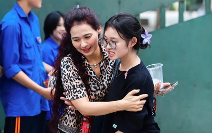 Thí sinh khóc thét với đề Toán mới, "đọc đề hết nửa thời gian"