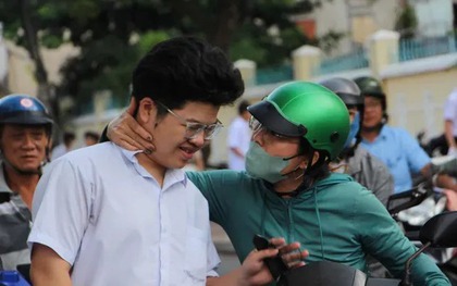 Sĩ tử, thầy chùa, chiến sĩ... những khoảnh khắc lặng người trong mùa thi tốt nghiệp