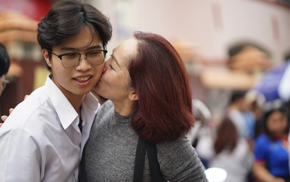 Con thi xong, cha mẹ nói 3 câu này chứng tỏ EQ cao vút