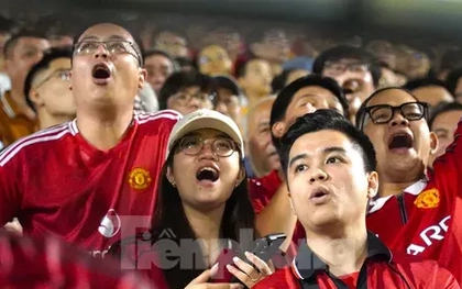 Fan MU phủ sắc đỏ trên sân vận động Hòa Xuân