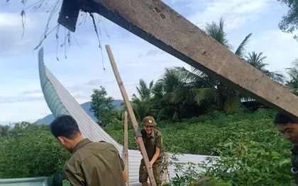Lốc xoáy cuốn bay gần 30 mái nhà dân ở Quảng Nam