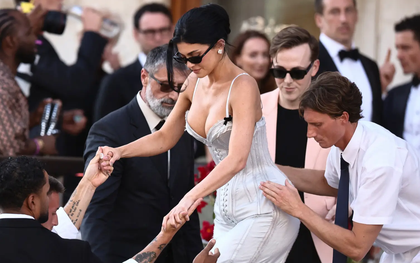 Tiệc chính đám cưới tỷ phú: Kylie Jenner ngồi không cũng bị chỉ trích