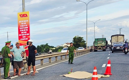 Đâm bạn gái rồi chạy ra đường, bị xe tông chết