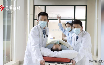 Con trai bàng hoàng khi bố đột ngột qua đời: Bác sĩ nói "nóng đến mấy cũng đừng tắm kiểu này"