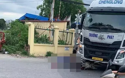 Hà Nội: Va chạm với ô tô tải, cô gái đi xe máy tử vong