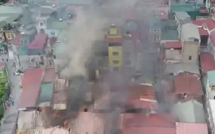 Hà Nội: Cháy xưởng gỗ ở Đông Anh, lửa bùng lên dữ dội