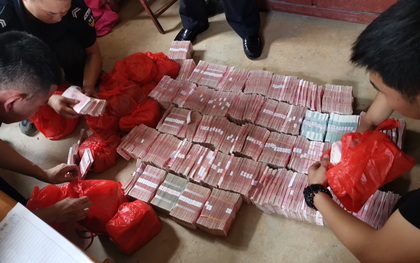 Tịch thu 29,6 tỷ đồng tiền mặt chôn rải rác khắp vườn và 6 kg vàng trong chuồng gà của một căn nhà cấp 4